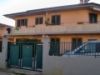 Vendesi porzione di villa in bifamiliare sviluppata su due livelli,piano terra composto da:ingresso,soggiorno,cucina abitabile,un bagno,primo piano composto da:tre camere,un bagno,un balcone. Ampio gi