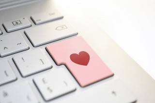 Casa e amore: chi li cerca online naviga due ore al giorno