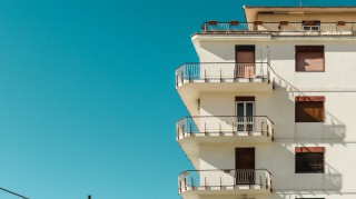 Quanto vale una casa con terrazzo? Fino all’8% in più se si trova a un piano alto