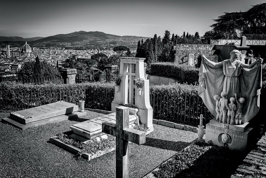 Halloween: quanto costa vivere con vista “da brivido” sui cimiteri italiani più belli